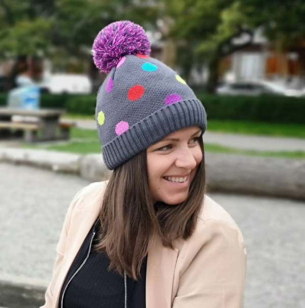 Topi beanie dengan motif polkadot